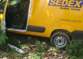 Dois homens assaltam e levam o carro dos Correios no São Joaquim; vídeo